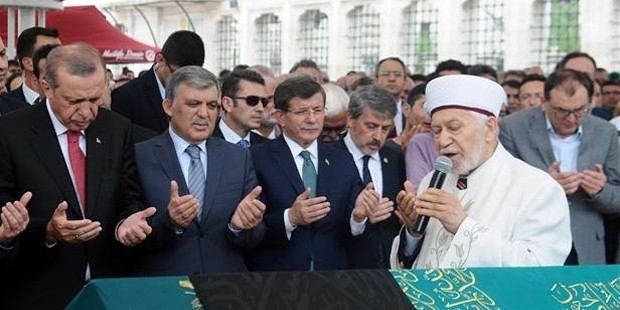 Erdoğan, Gül ve Davutoğlu cenazede bir araya geldi!