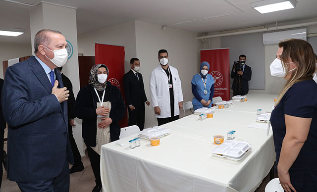 Erdoğan, sağlık çalışanlarıyla iftar yaptı