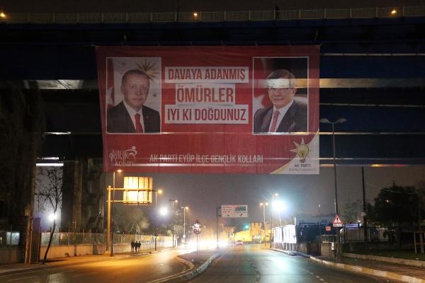Erdoğan ve Davutoğlu'na doğum günü pankartı!