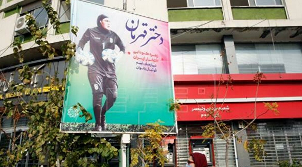 Erkek olduğu iddia edilen kadın kalecinin posterleri Tahran meydanlarına asıldı