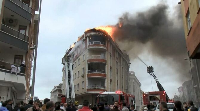 Esenyurt'ta 5 katlı apartmanda yangın
