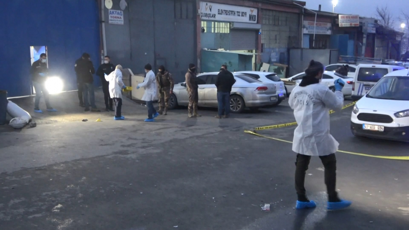 Esenyurt'ta silahlı çatışma: 1'i polis 3 kişi yaralandı 