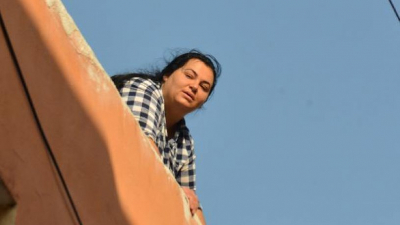 Eşini terk eden kadın pişman olup çatıya çıktı