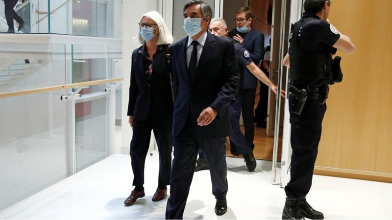 Eski Fransa Başbakanı Fillon'a 5 yıl hapis cezası