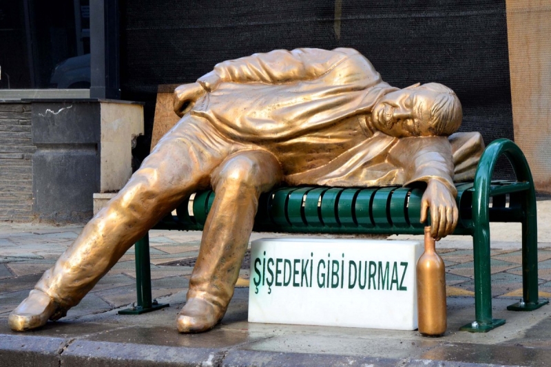 Eskişehir Belediyesi'nden ilginç heykel: Şişedeki gibi durmaz