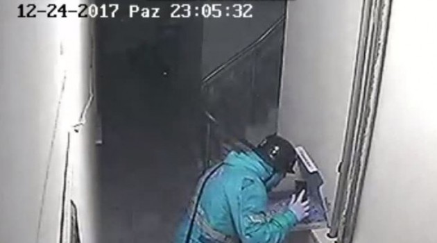 Eskişehir'de kuryenin pizzaya tükürmesi güvenlik kamerasında