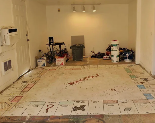 Ev sahipleri halının altında zemine çizilmiş devasa bir Monopoly buldu