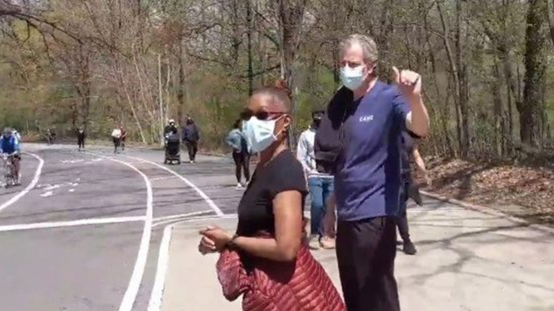 'Evde kalın' diyen New York Belediye Başkanı parkta yürüyüş yaptı