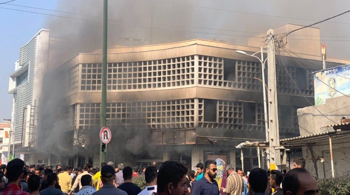 Eylemciler İran Merkez Bankası binasını ateşe verdi