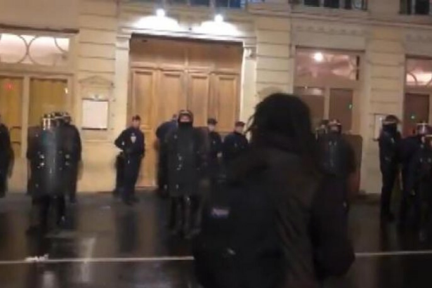 Eylemciler Macron'un bulunduğu tiyatro binasını sardı