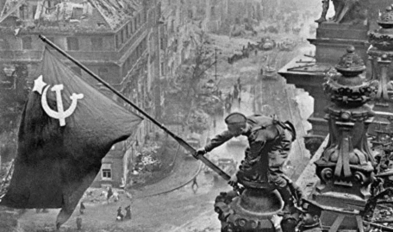 Facebook, Sovyetlerin Nazi işgalini bitirmesini temsil eden fotoğrafları silmeye başladı