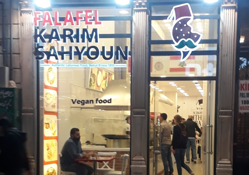  Falafel Karim Sahyoun isimli vegan restorana köpeğin girmesine izin verilmedi!