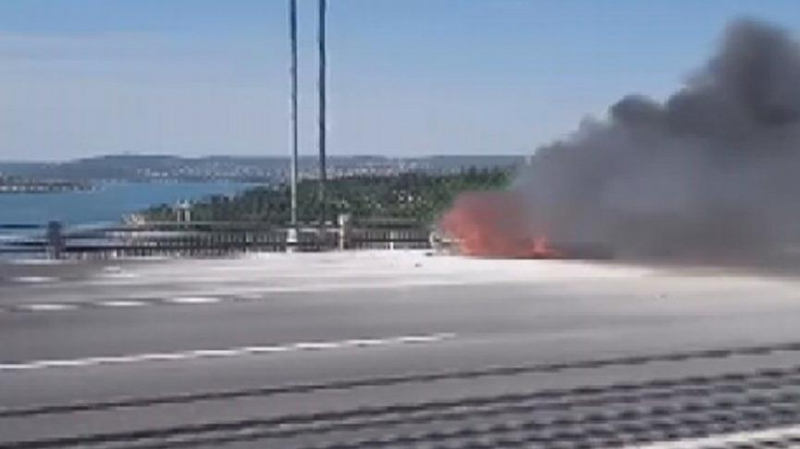 Fatih Sultan Mehmet Köprüsü’nde bir otomobil yandı