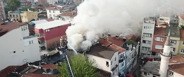 Fatih'te 3 katlı binada yangın