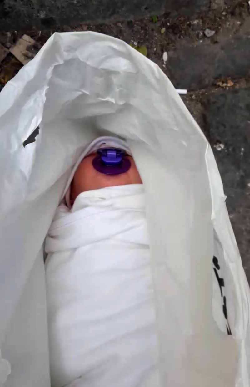 Fatih'te çöpün yanında 2 aylık bebek bulundu