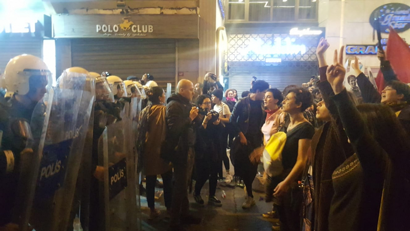 Feminist Gece Yürüyüşü'ne plastik mermi ve biber gazlı polis müdahalesi!