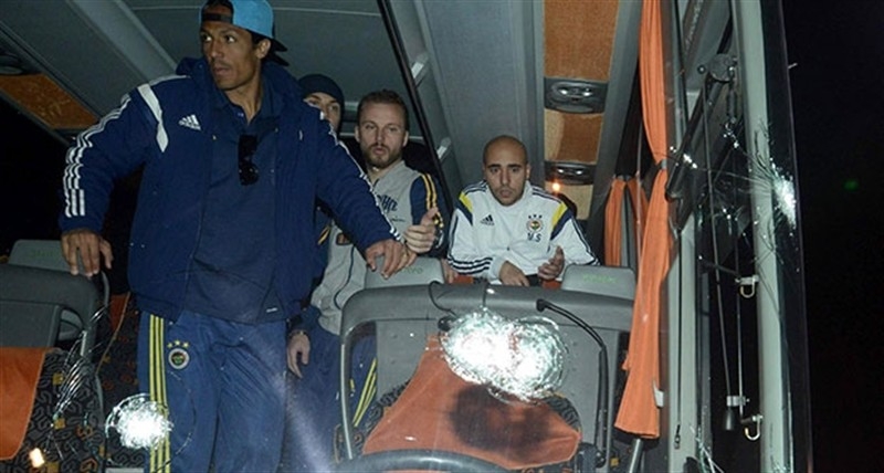 Fenerbahçe otobüsüne yeni bir saldırı!