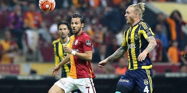 Fenerbahçe ve Galatasaray, '15 Temmuz'u unutmayacağız' pankartıyla sahaya çıktı
