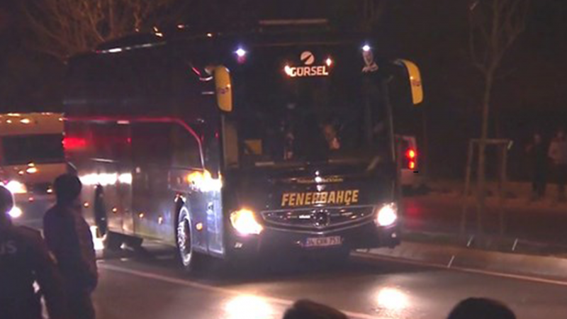 Fenerbahçeli taraftarlar, Samandıra'da takım otobüsüne saldırdı 