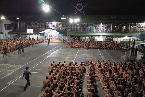 Filipinlerde, mahkumların çıplak aranmasına tepkiler artıyor