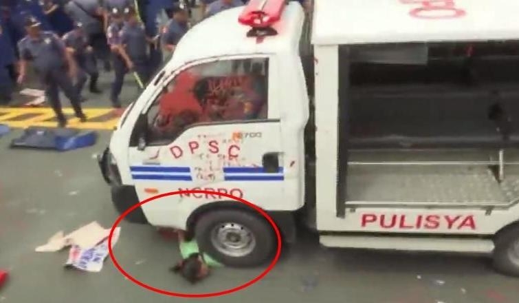 Filipinler'de polis aracı eylemcilerin arasına girdi: 50 yaralı