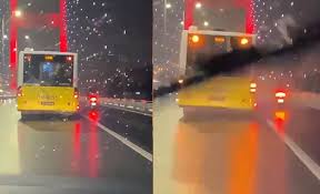 Fırtınada köprüden geçemeyen motosikletliye otobüs şoföründen yardım