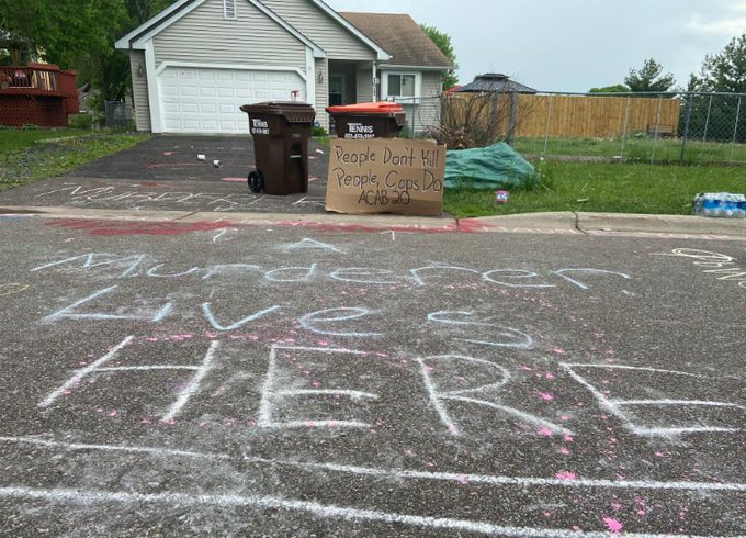 Floyd'u boğarak öldüren polisin evinin önüne yazılama: Burada bir katil yaşıyor