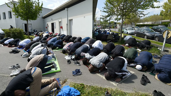 Fransa 'aşırıcı belirti gösteren' 21 camiyi kapattı