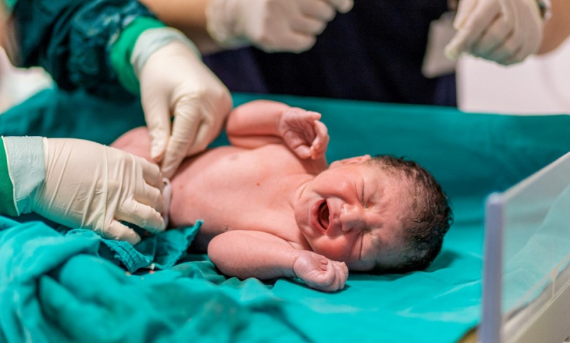 Fransa'da anne karnındaki bebekte corona virüs tespit edildi