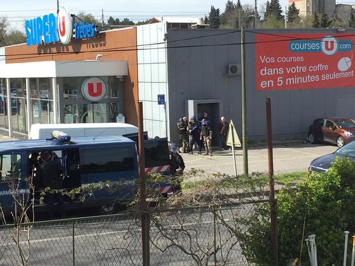 Fransa'da IŞİD müşterileri rehin aldı!