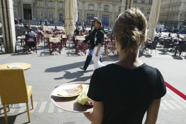 Fransa'da kadın garsona Ramazan'da alkol servisi tokadı!