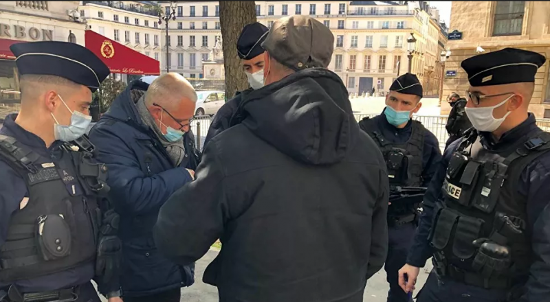 Fransa'da polis, muhalif vekilin meclise girmesini engelledi