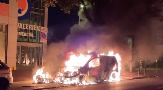 Fransa'da polisin 17 yaşındaki çocuğu öldürmesinin ardından birçok araç ateşe verildi