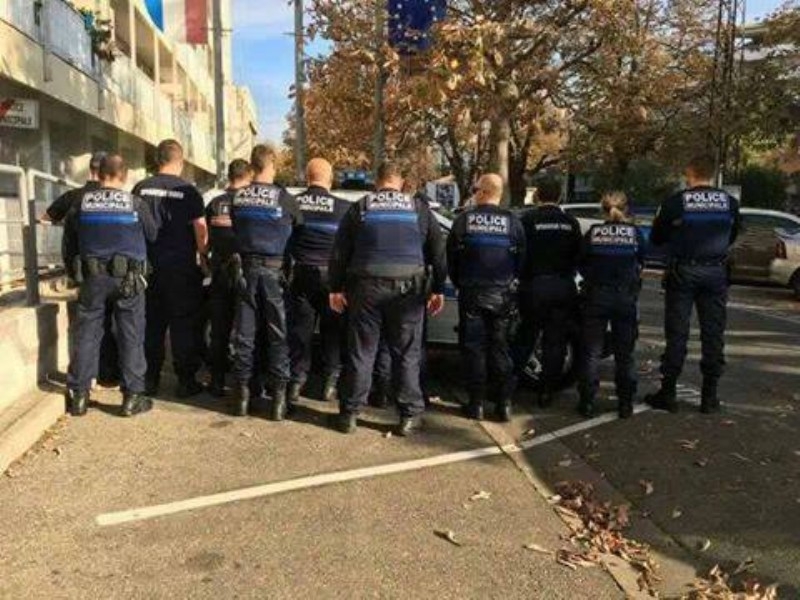 Fransa'da polisler eylem yapıyor!