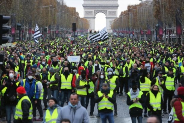 Fransa'da protesto edilen akaryakıt zammı askıya alındı