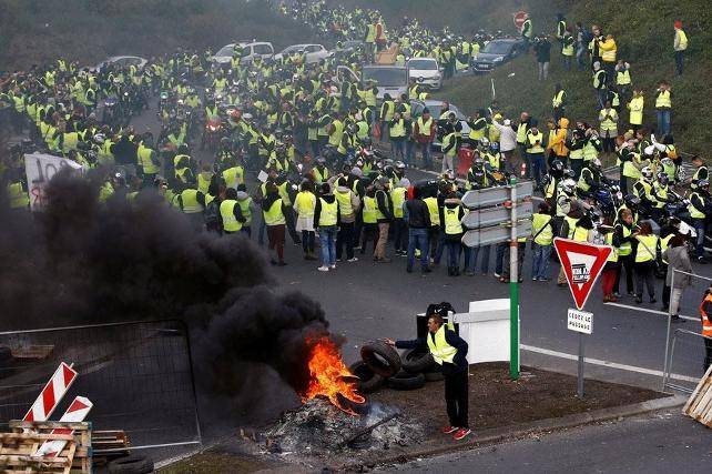 Fransa'da zamlar nedeniyle halk sokağa döküldü! 400'den fazla yaralı