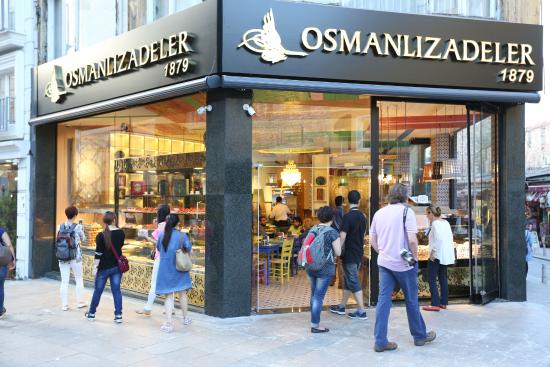 Fransız gazeteci 'kötü koktuğu' gerekçesiyle İstanbul'daki pastaneden kovuldu