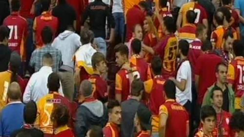 Galatasaray taraftarı TFF'yi protesto etti!