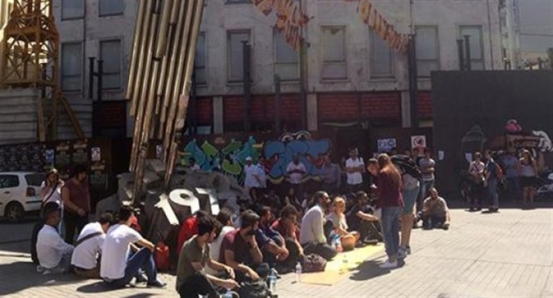 Galatasaray Lisesi önünde oturma eylemi!
