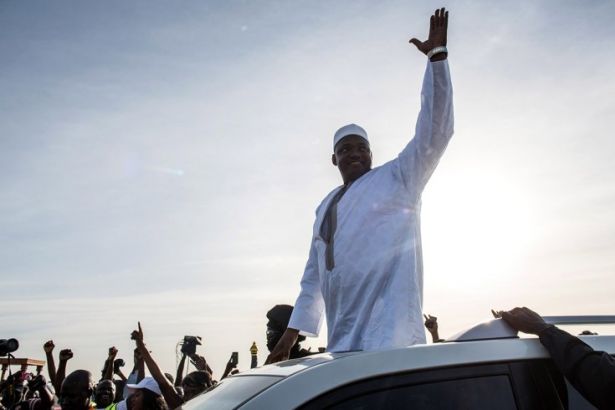 Gambiya'nın yeni devlet başkanı, ülkenin isminden 'İslam' ibaresini çıkardı