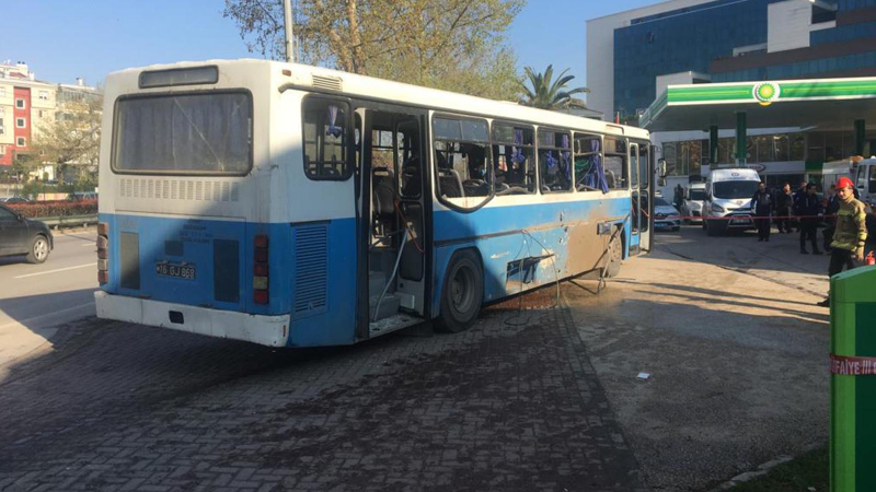 Gardiyanları taşıyan otobüsteki patlayıcı uzaktan patlatıldı: 1 ölü, 8 yaralı