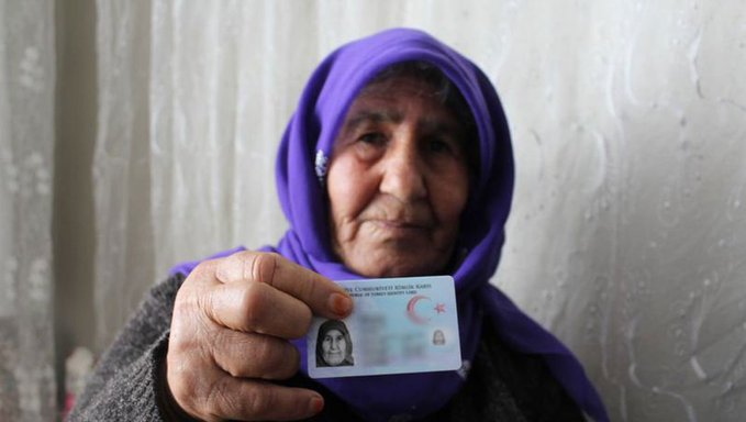 Gaziantep'te yaşlı kadına 68 yıl sonra kimlik verildi
