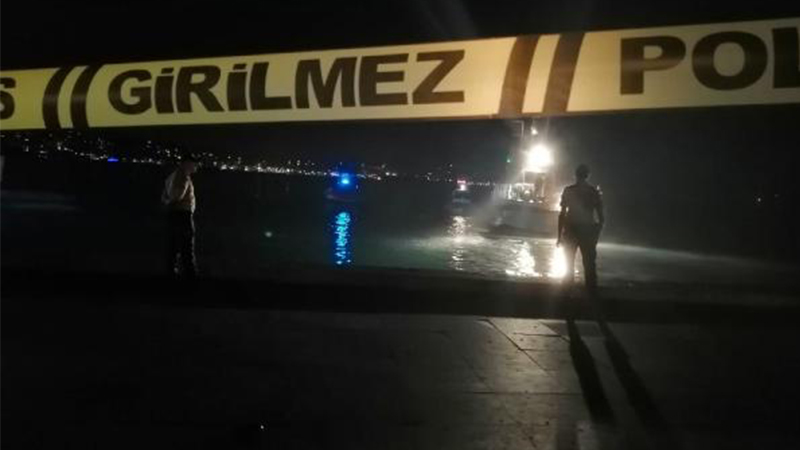 Gece saatlerinde Beşiktaş İskelesi'nden denize giren kişi 5 metre açıkta ölü bulundu