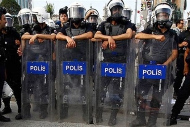 Gezi Parkı eyleminde polisten 'Dağılın' uyarısı!