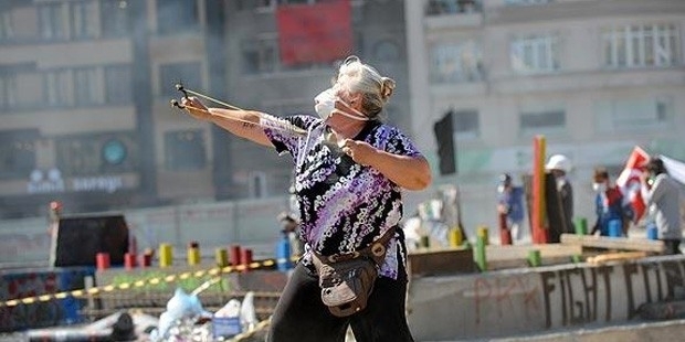 Gezi'nin 'sapanlı kadın'ı: Pişman değilim, geleceğimize sahip çıktık!