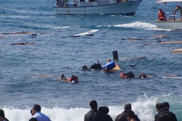 göçmenleri taşıyan tekne