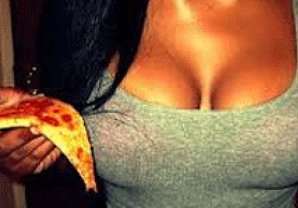 Olay yaratan kampanya! Göğüslerini göster pizzayı..