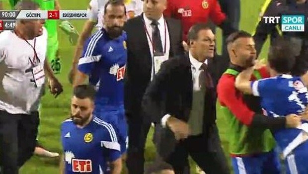 Göztepe - Eskişehirspor maçında kavga! Maç iptal edildi...