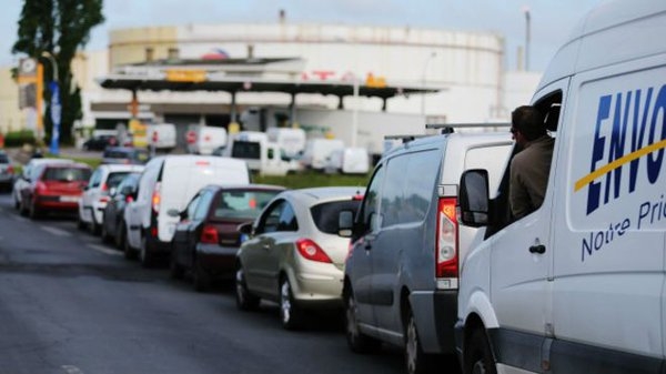 Grev başlayan Fransa'da benzin kuyruğu krizi!