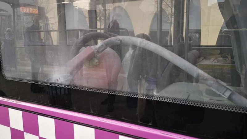 Halk otobüsünde yangın tüpünden yayılan toz nedeniyle 1 kişi hastaneye kaldırıldı